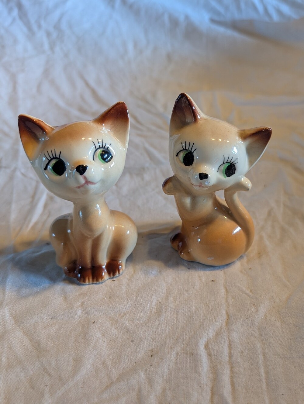2/30$ Vintage Cream & Brown Ceramic Cat salt and pepper shakers